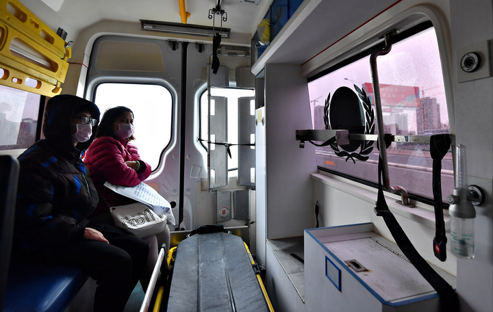 济南报业记者跟随负压急救车零距离探访转接发热患者全过程