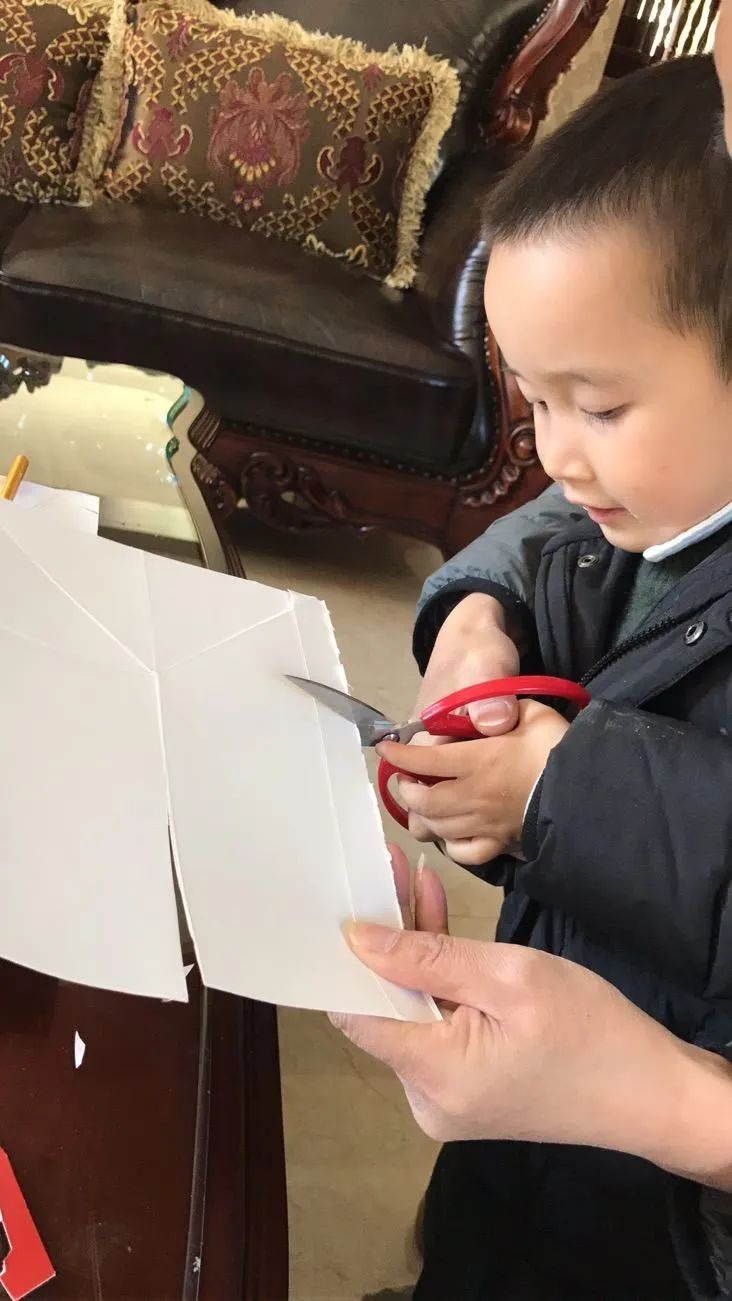 我和妈妈,姐姐一起做手工哈哈90我的"小帆船".