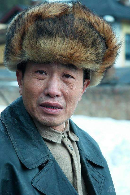 老演员杜源,和妻子是是青梅竹马的一对,曾说过狗的地都比他高