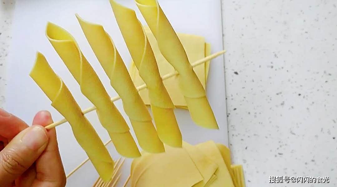 超级鲜美的鸡汤豆腐串食材一点不浪费烧烤和鸡汤都全了