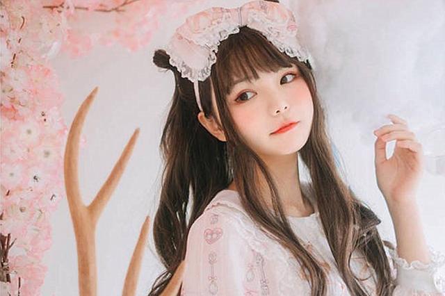 凭借一首歌曲红遍网络的双笙,原来也是一位精致漂亮的lo娘_洛丽塔