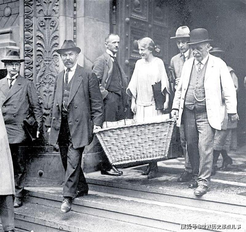 老照片1923年德国恶性通货膨胀当钱不值钱的时候纸币可以用来干什么