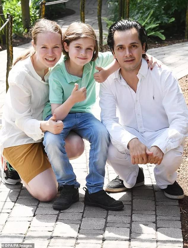 9岁男孩,要从大学毕业了_劳伦