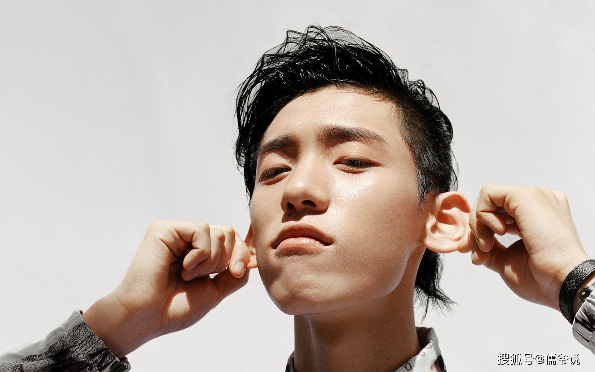 原创当红小鲜肉从韩归来大批粉丝接机还不配合检查现本尊发声回应