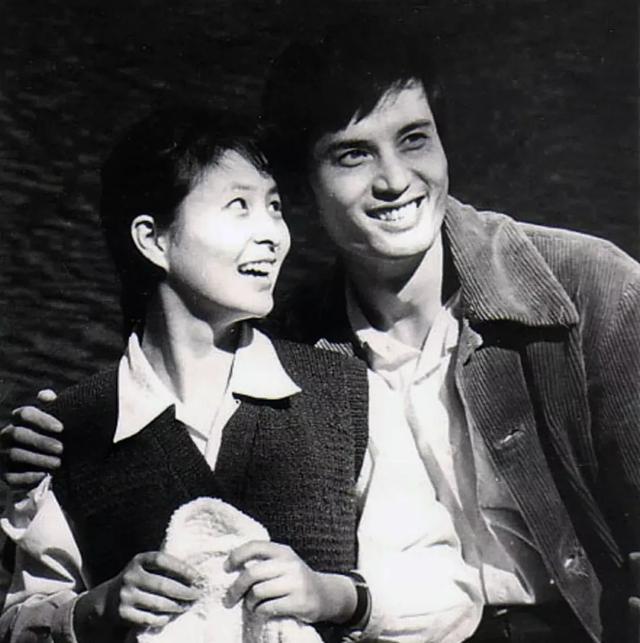 李克己是北京电影学院表演系教师,1980年在拍摄电影《苗苗》时和李羚