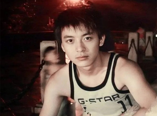 张伟青年旧照曝光浓眉大眼有气质这真的是平均脸