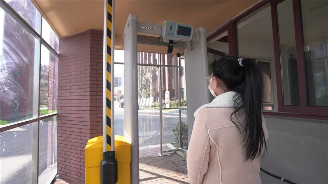 江阴70台校园测温门开学前到位
