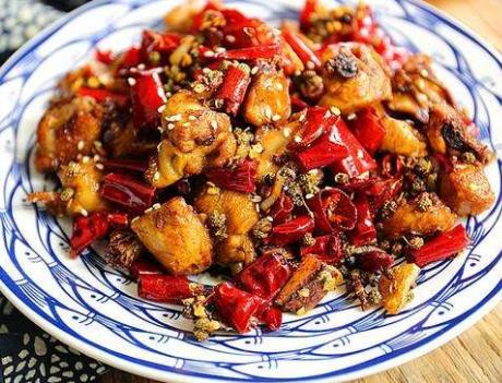 做辣子鸡时先腌制还是先过油用对了方法鸡肉嫩滑多汁还不腥