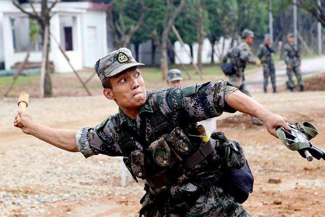 手榴弹投远,这位女兵投了41米,不简单_训练