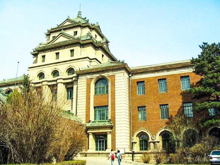 而今吉林大学新民校区白求恩医学部曾经的伪满司法部如今是吉林大学第