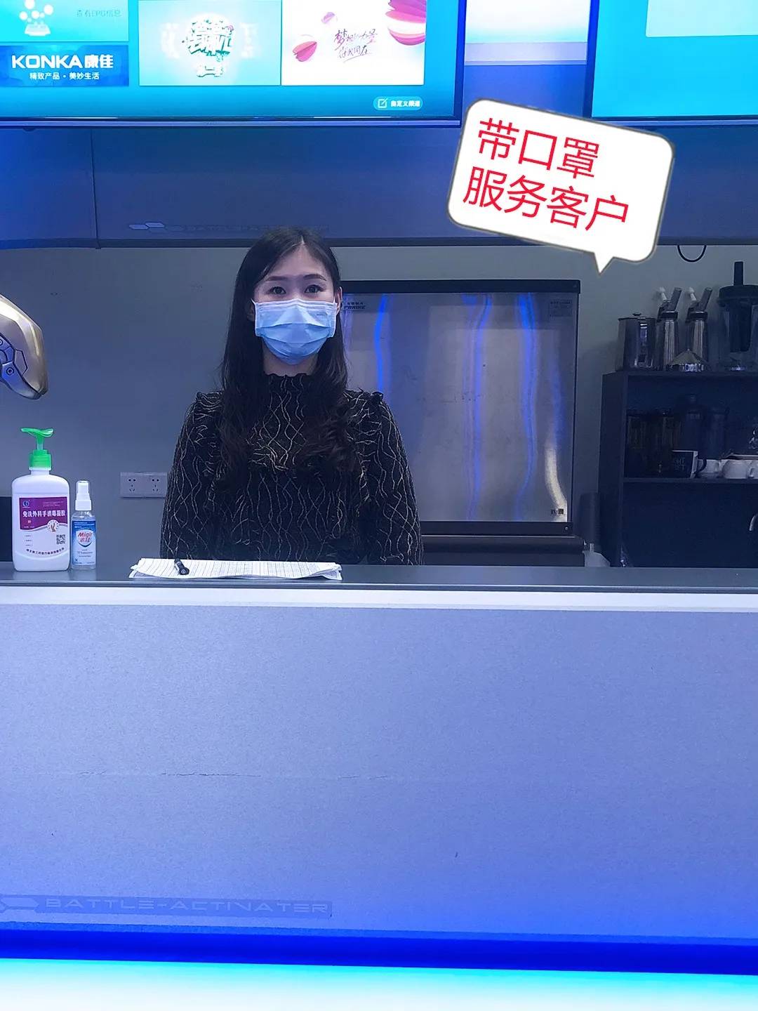 每一位员工上岗后,都必须佩戴口罩为住客服务.