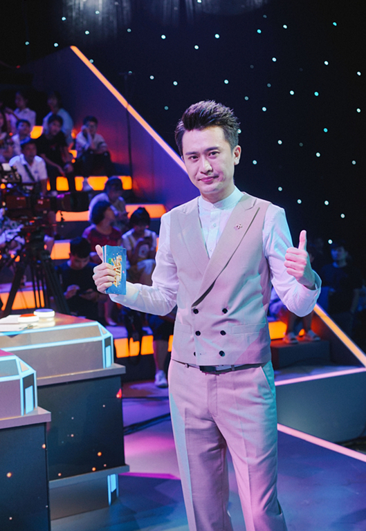 《星光大道》相比,《越战越勇》虽然设置有艺人评委,但选手对决打分都