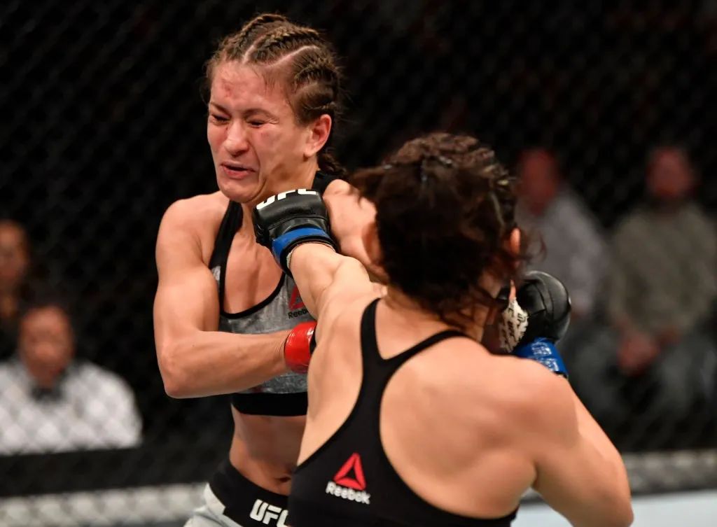 完胜了曾经的女子草量级第二号人物,前冠军挑战者,"波兰公主"卡罗琳娜