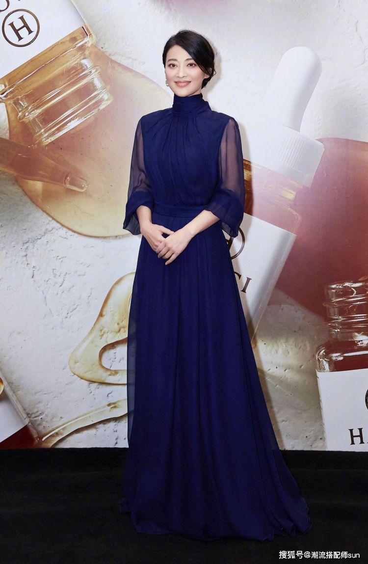 原创梅婷换发型年轻不止10岁,穿高领毛衣配直筒裤优雅时髦,气质惊艳