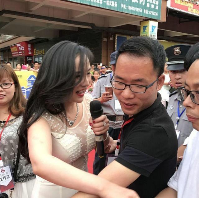 干露露胖成大妈在大街上捞金一看到她的肚子彻底被吓了一跳