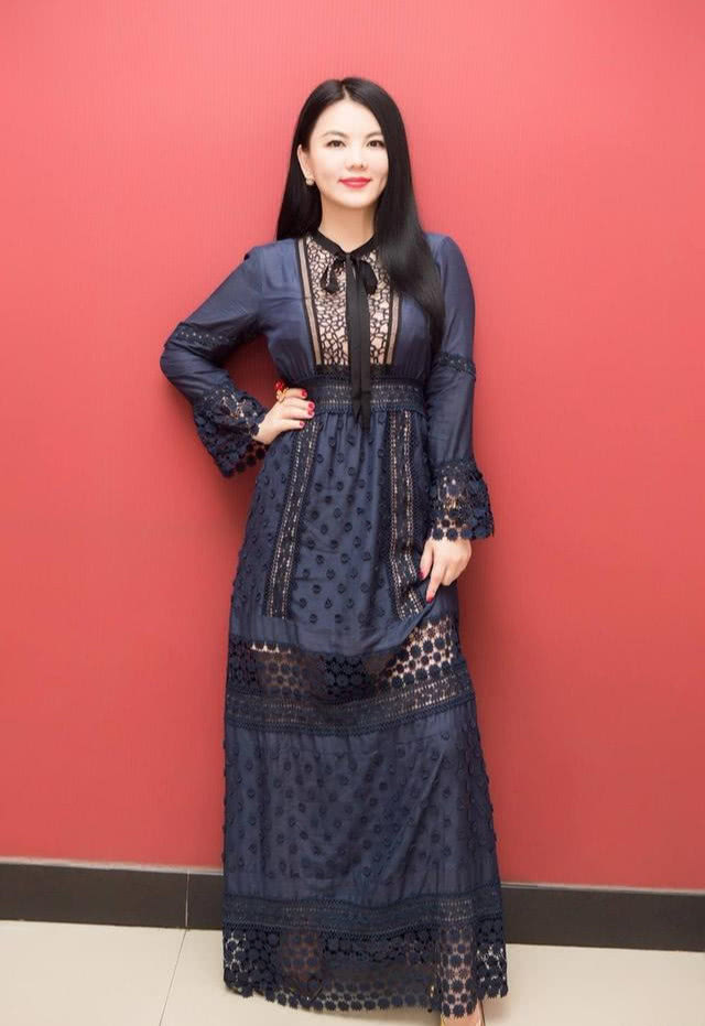 李湘红色v领连衣裙富态十足未修图让人尴尬一笑就暴露脸上缺点