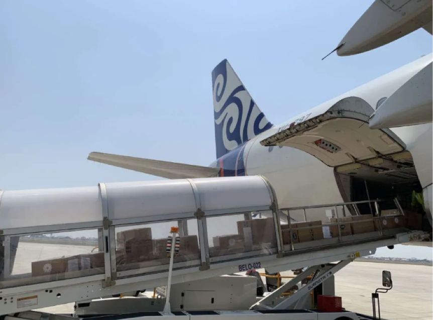 乌干达送达肯尼亚,过海关,再由东非中国总商会接力,协调安排南方航空