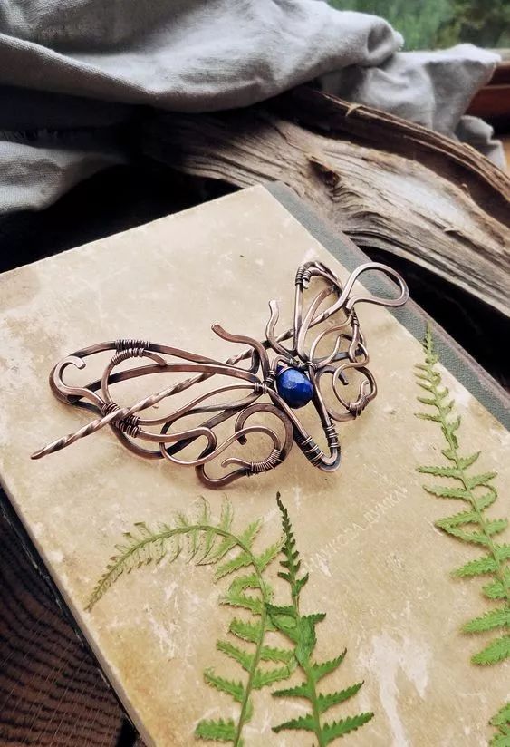 一根铁丝diy的发饰好像紧箍咒一般使用起来方便极了