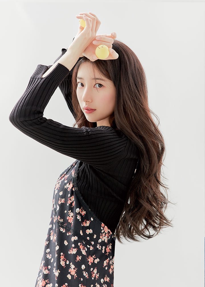 秀智新写真秀蛮腰翘臀大长腿秀发蓬松电眼撩人笑容甜