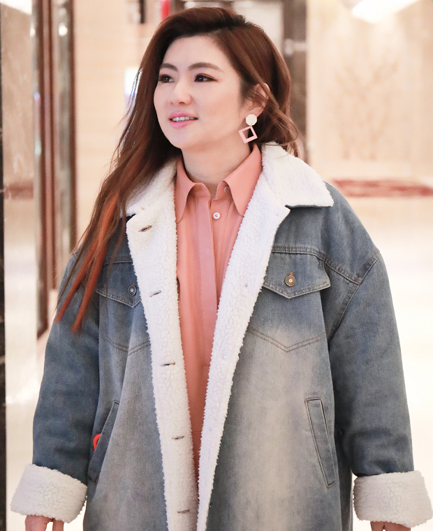 原创任家萱身穿白色民族风长裙扎着两个小辫翩翩起舞惬意悠闲