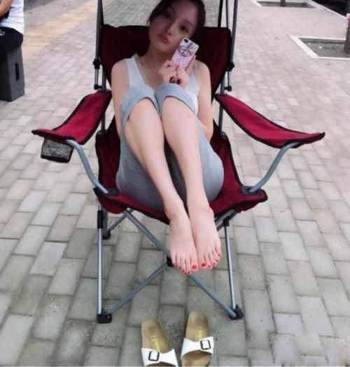 李小璐的脚原来这么漂亮看了都会动心