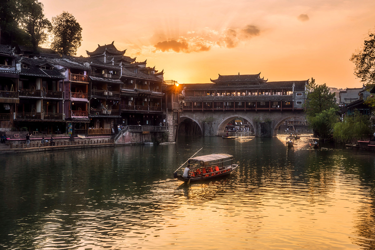 中国最美小城凤凰古城恢复开放3个月内门票买一赠一