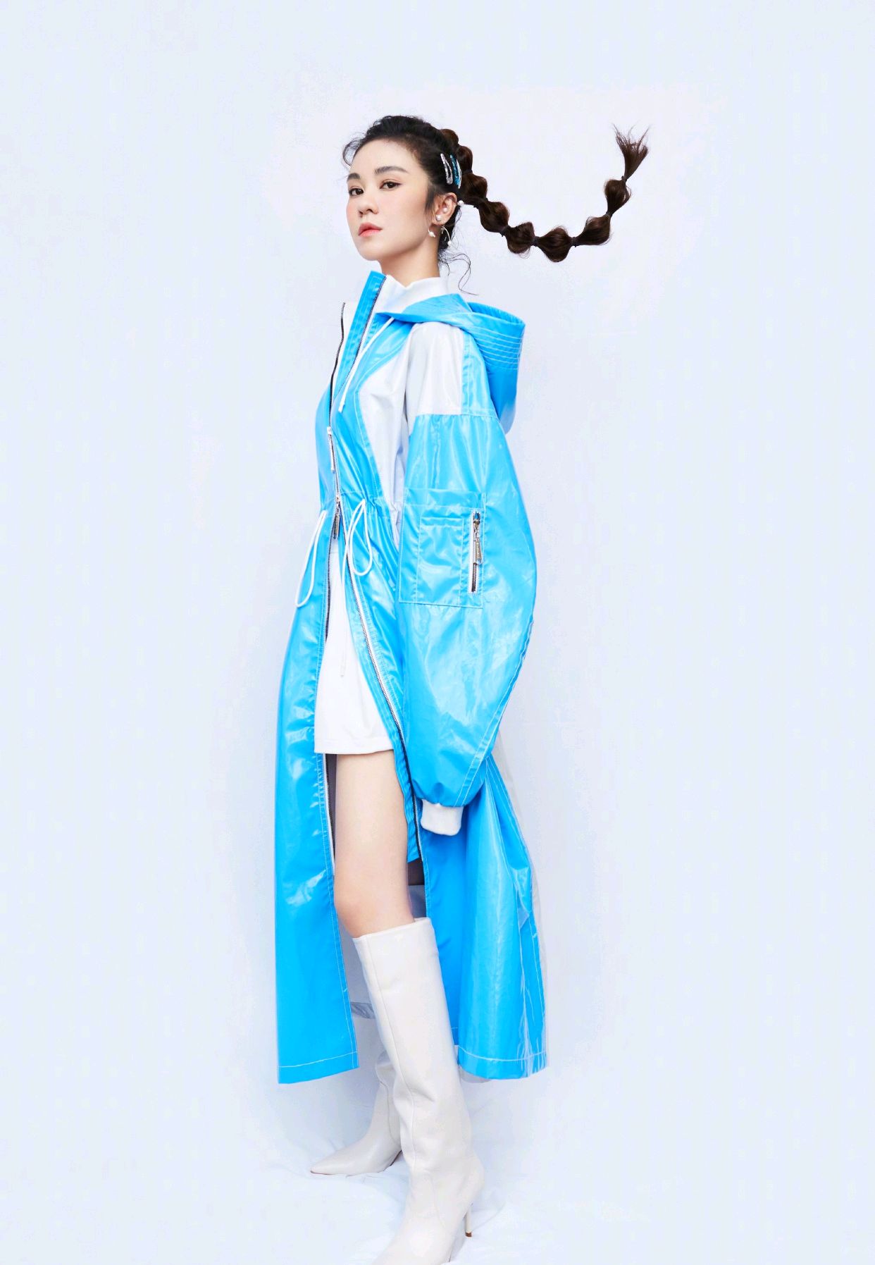 37岁的郁可唯衣品很不错穿黑色连衣裙配黑色高跟鞋时尚又减龄