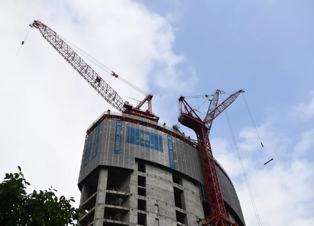 塔吊m1280d和zsl2700动臂塔吊高楼上装有一对"钢铁翅膀"展翅翱翔动臂