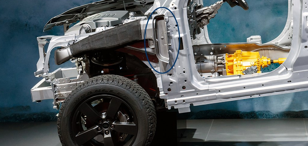 第三,全新路虎卫士进气口位于驾驶室车门前方,轮胎上方,这样的设计使