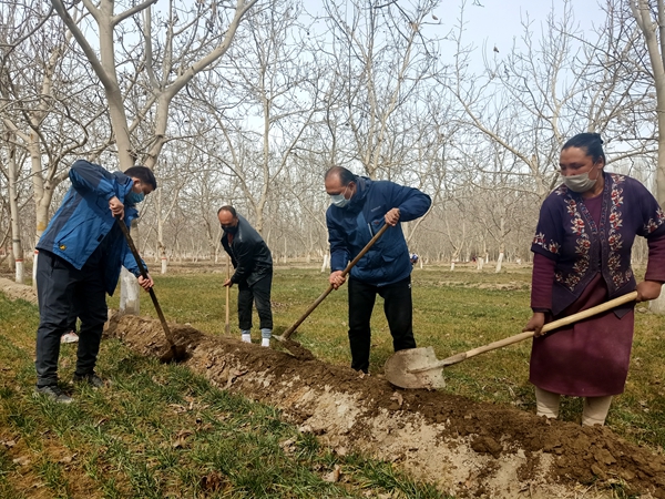 原创和田市英巴格村:复工防疫两不误 贴心服务暖民心