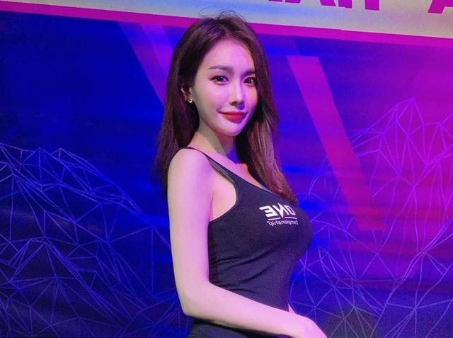 原创这个举牌女郎火了30秒镜头引观众不满一晚收入能上万