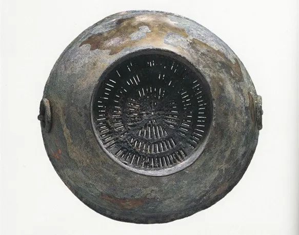 釜甑就是汉代常用的蒸煮用器,徐博馆藏的这件铜釜甑出土于徐州市东郊