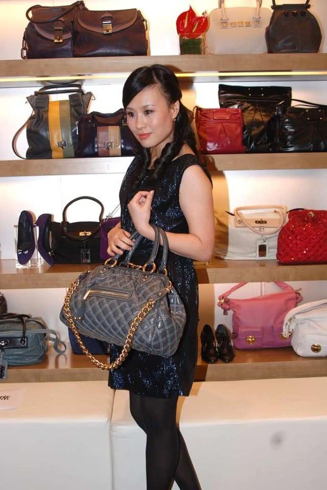 邬君梅54岁还烫泡面头穿喇叭袖透视裙有个性年轻时也爱穿黑丝