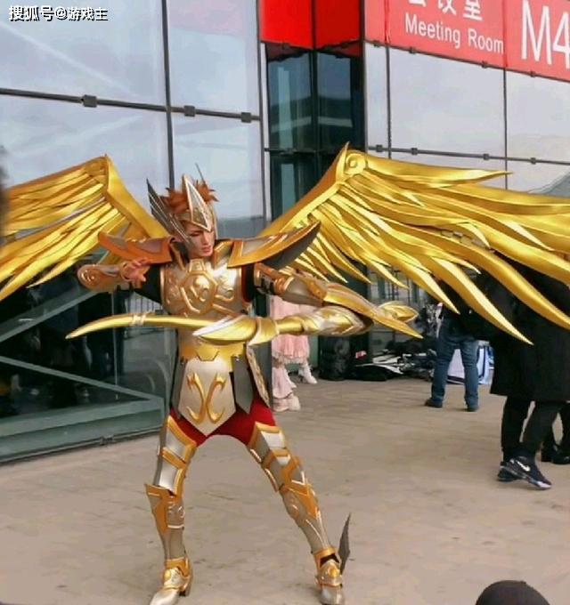 后羿:这个小妹妹cos的恶龙就很好看了,本身颜值就很高,拥有精致的脸蛋