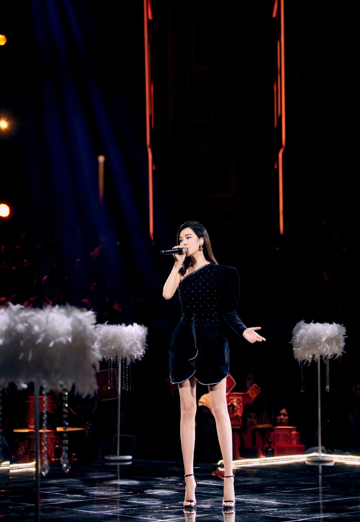 37岁的郁可唯衣品很不错穿黑色连衣裙配黑色高跟鞋时尚又减龄