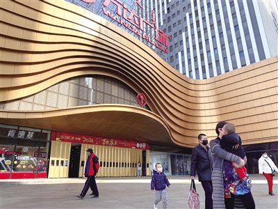 乌海万达广场恢复营业. 颜慧 摄企业复产.