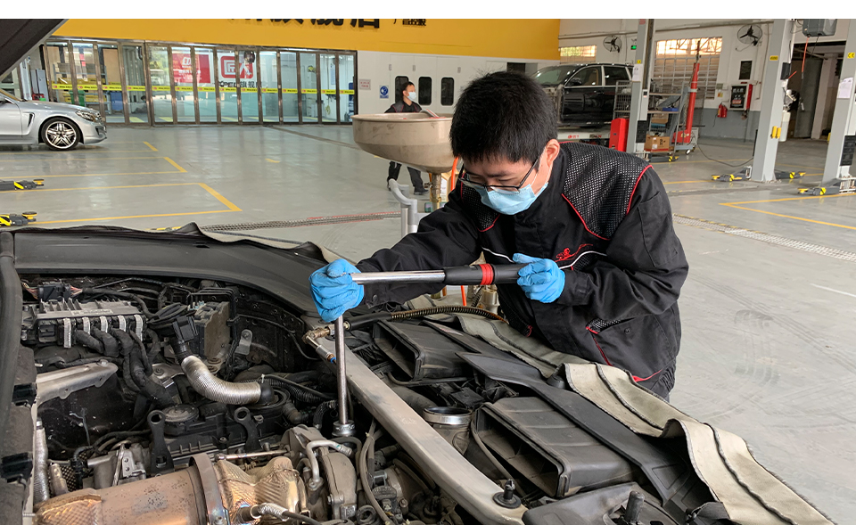 2018款桃红木色保时捷卡宴常规保养