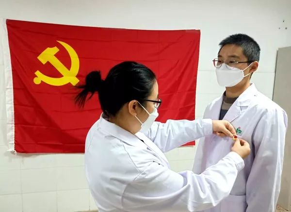 佩戴党员徽章党的力量是通过每一位党员的模范作用来体现的.