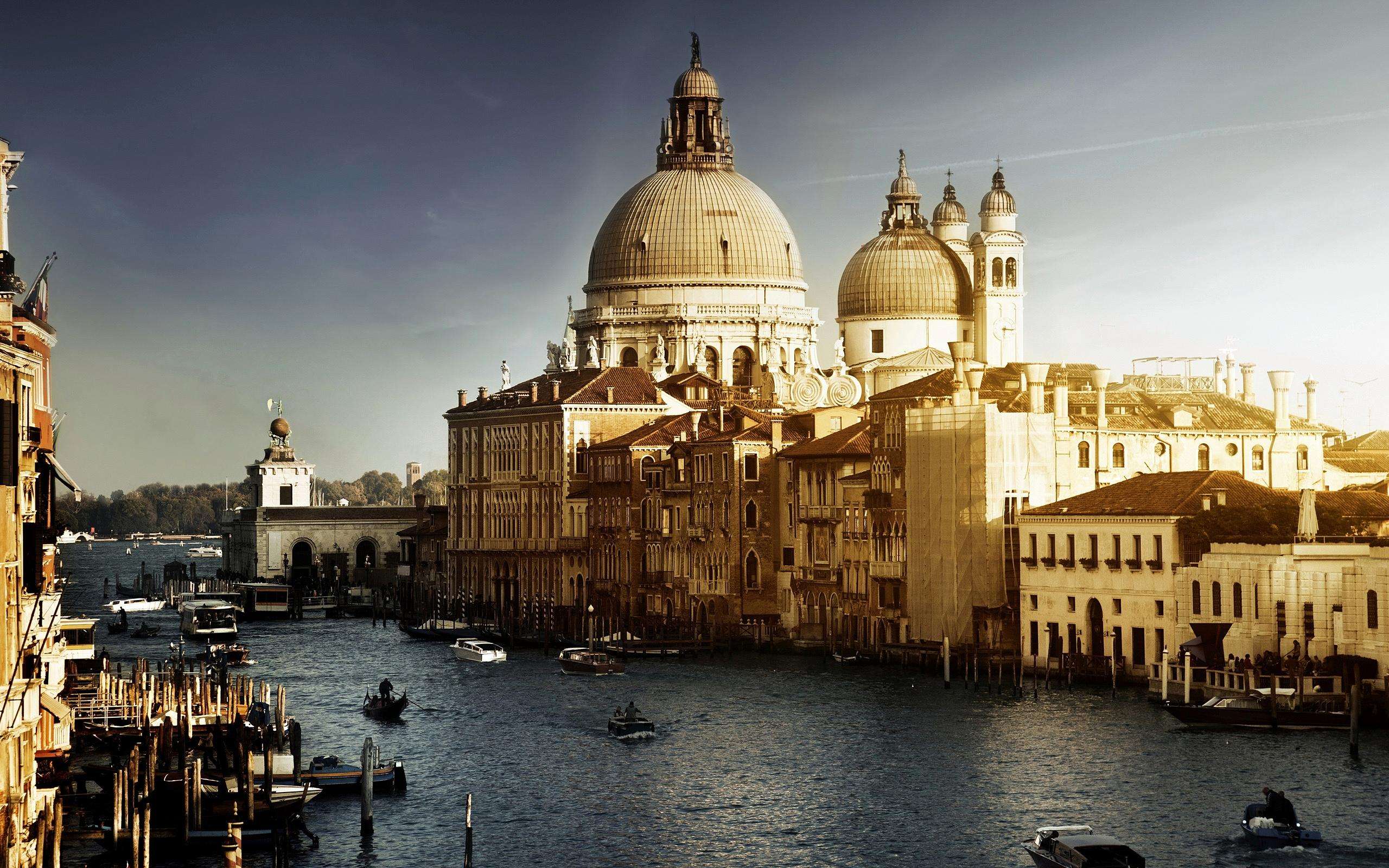 作为它作为意大利著名的旅游城市之一,它有着"西方苏州"的美誉