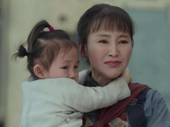 几乎都不是什么大明星,女主角岳丽娜还是导演的妻子,就连剧中的孩子