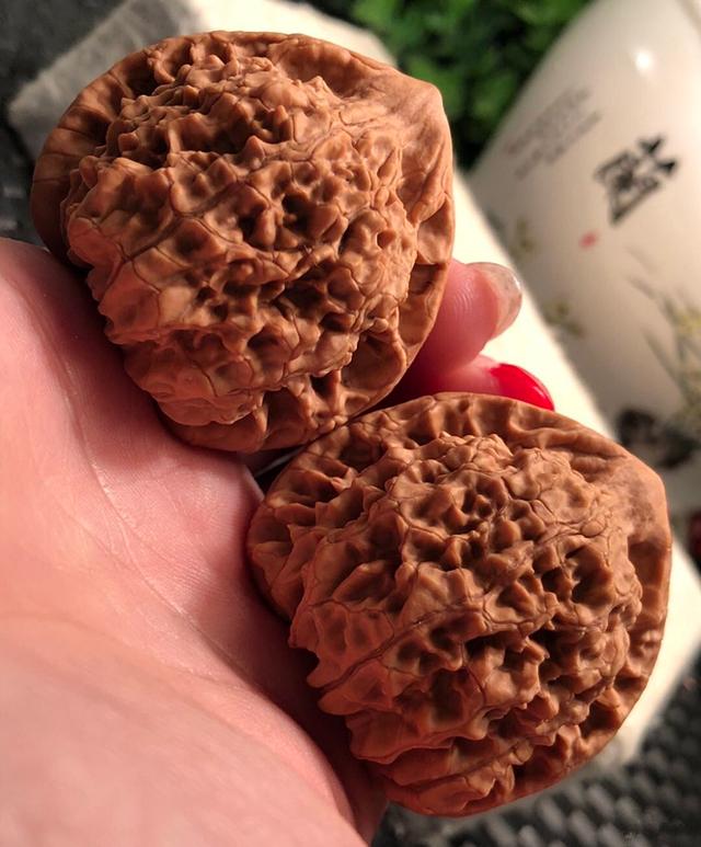 原创于谦聊核桃曾经天价和现在低价走低的不仅是核桃还有玩家的心态