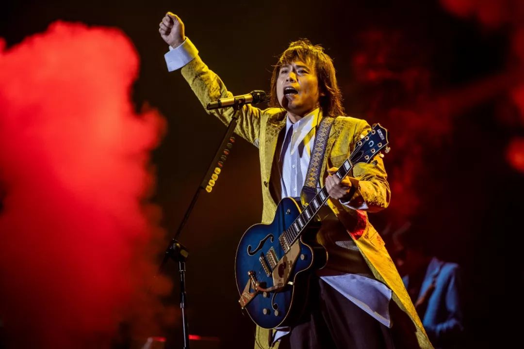 唱歌自带电风扇的男人_伍佰