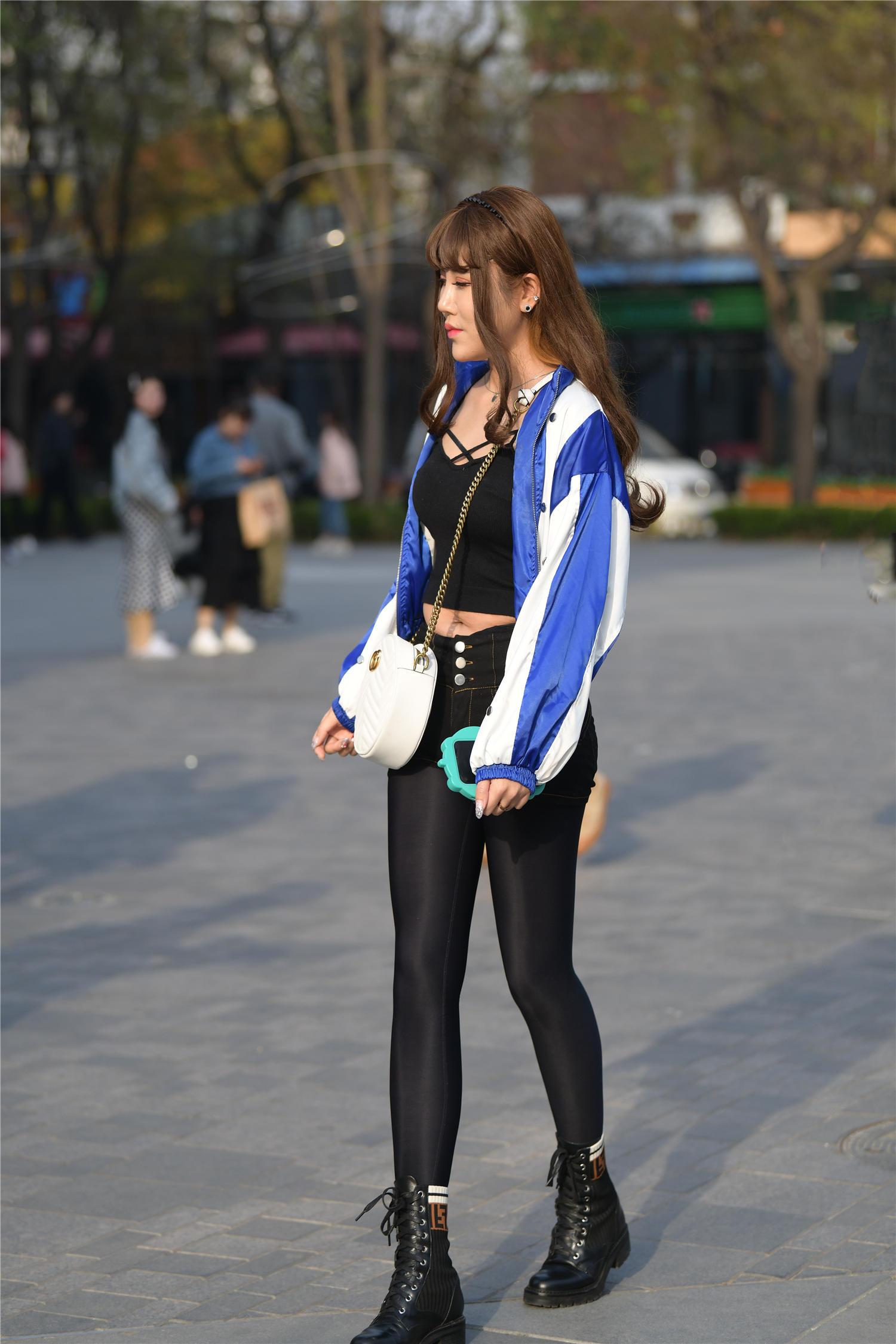 紧身裤搭配黑色紧身裤微胖身材衬托曲线美马丁靴显得有小女生