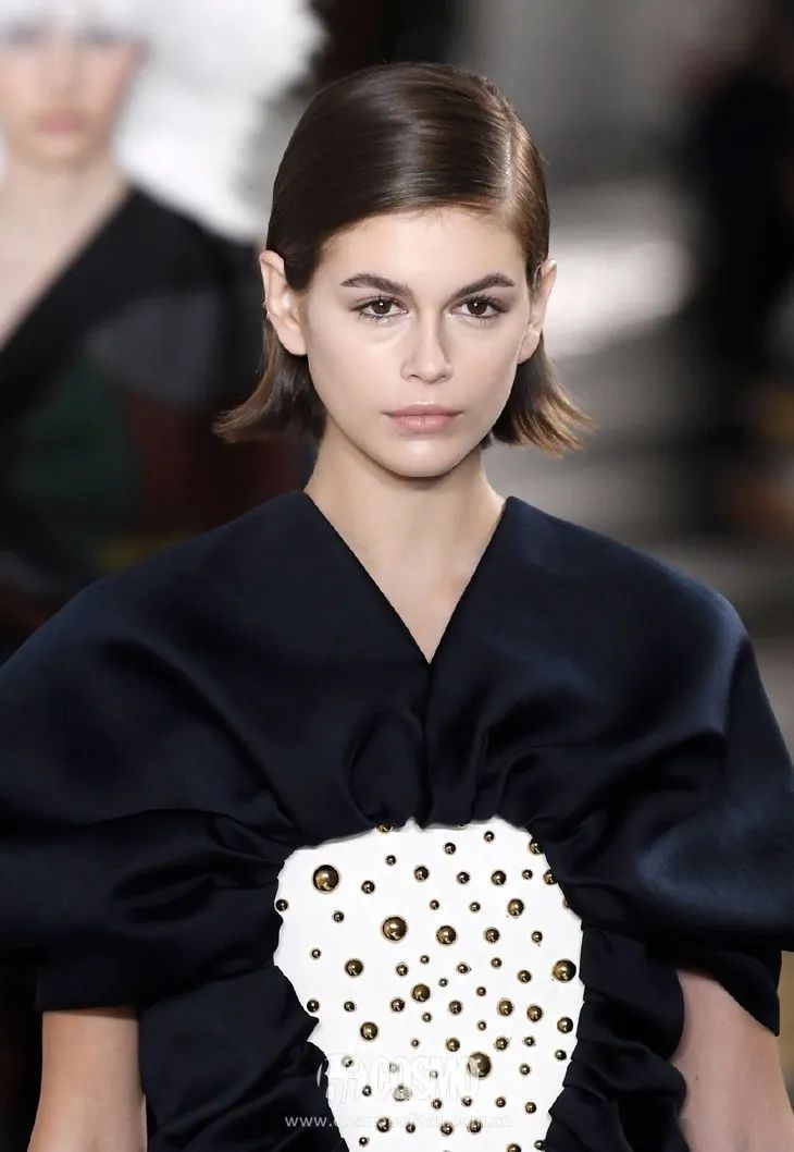 t型台书卷气女孩的衣柜注意了loewe刚刚更新了