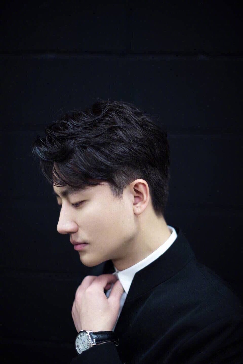 黄轩深邃眼眸西装造型更抢眼