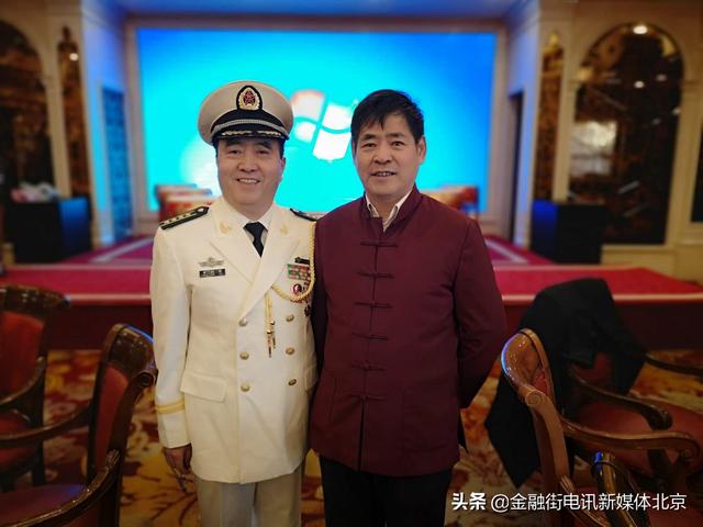 会长王国川,中:秘书长马俊青,右:副会长章润钦大连诗词版主团队简介在