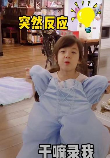 又想骗人生女儿!小泡芙试穿公主裙开心到飞起,圆脸月牙笑太萌了
