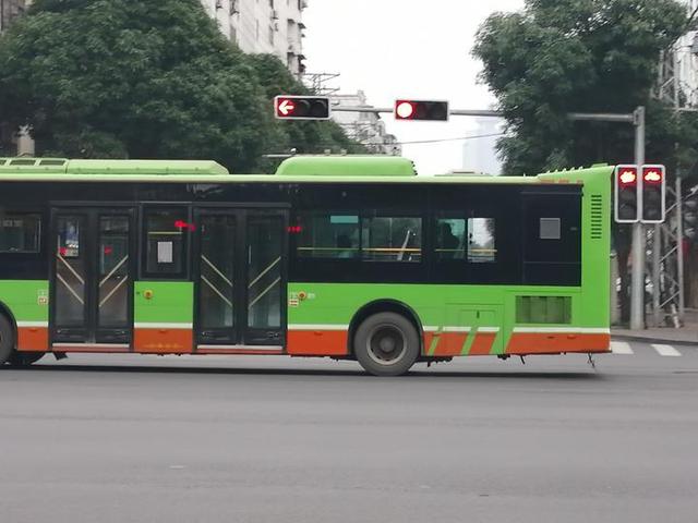 防控期的南寧,行人少,公交車上都很空_新竹路