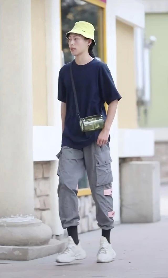 原创现在男孩穿工装裤非要露袜子一般人不理解其实能显高5cm