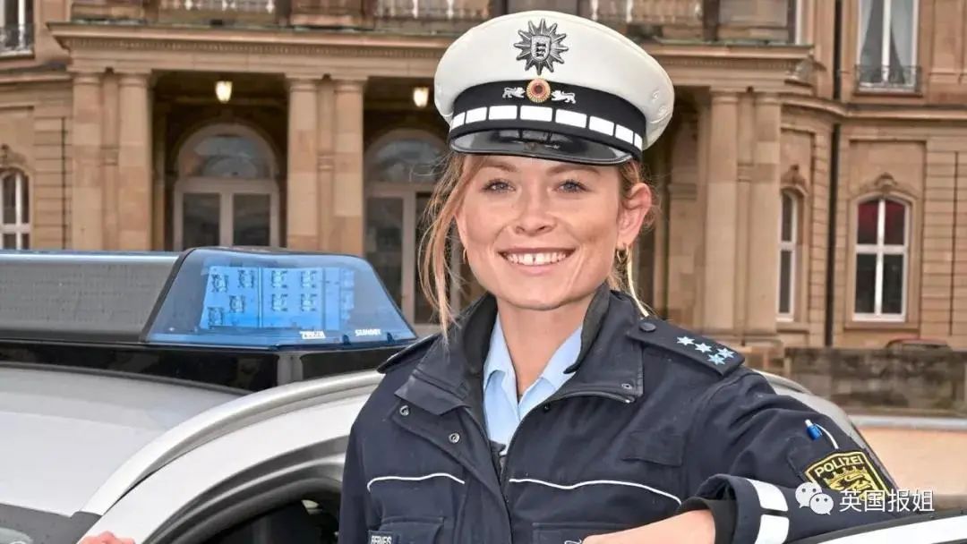 但她身穿警服的工作照,简直帅气起飞!生活照,看起来普普通通.